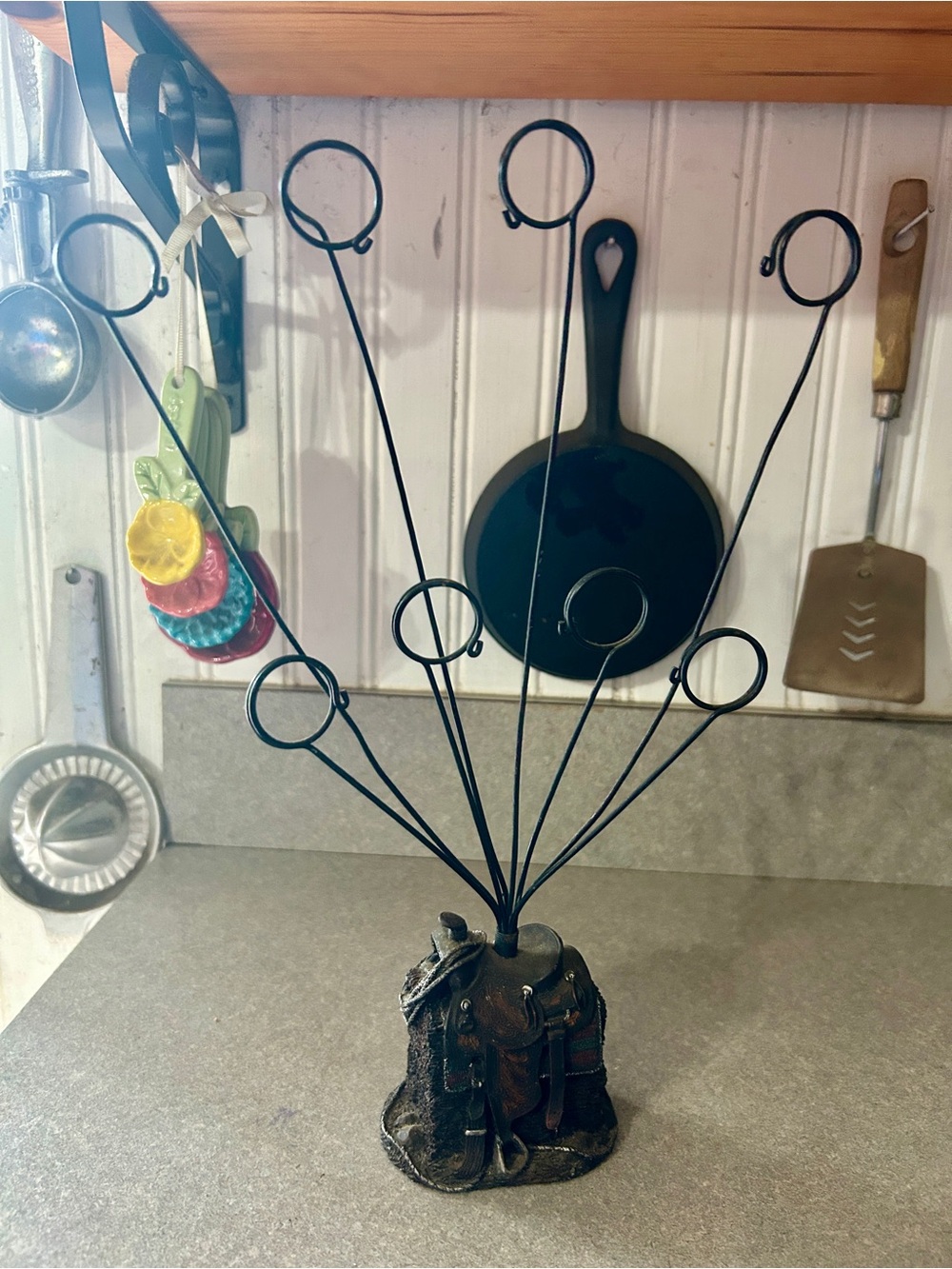 Black Saddle Base Photo and Note Display Stand